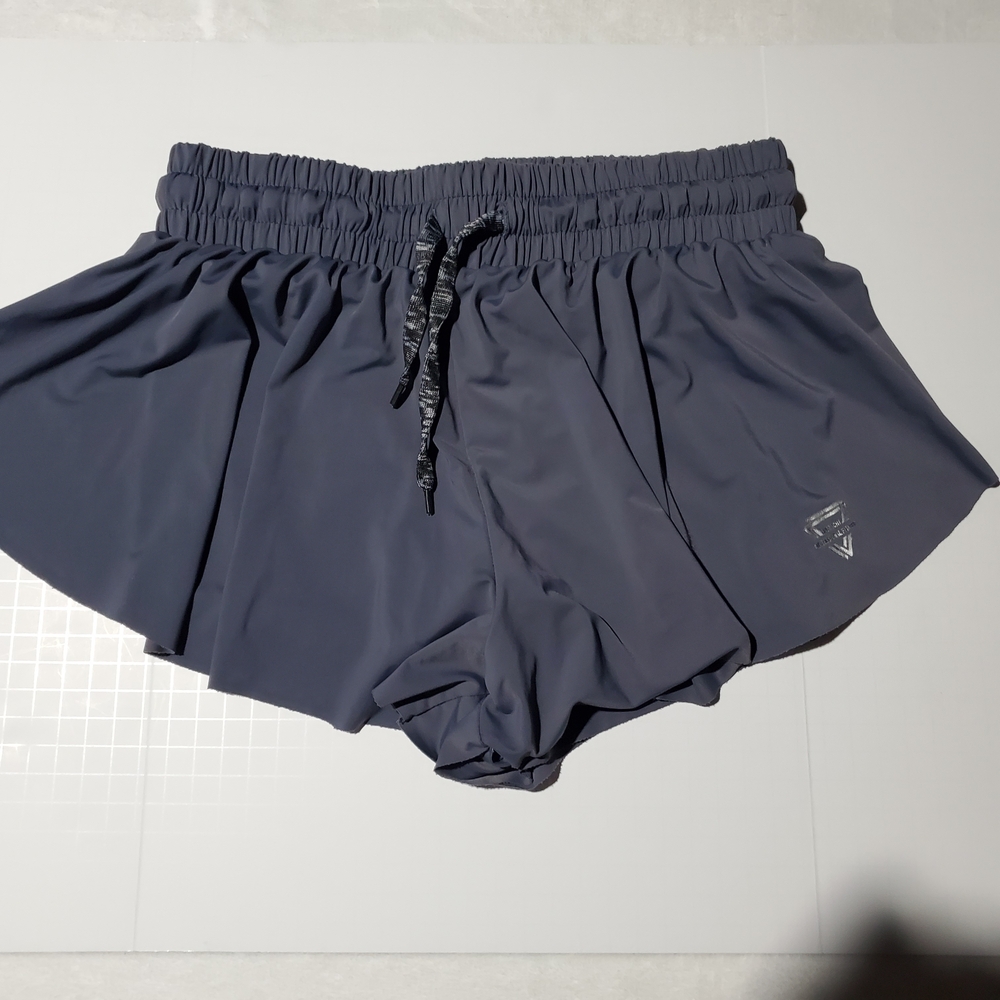 Gray Athletic Shorts with Elastic Waistband and Moisture-Wicking Fabric